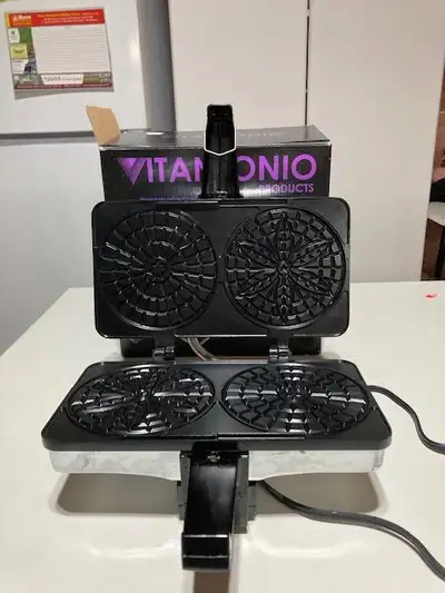 Vitantonio Pizzelle Maker in excellent condition. Used only twice. Retail price: $120.00