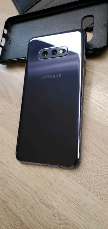 Samsung S10e dans Téléphones cellulaires  à Ville de Montréal - Image 2