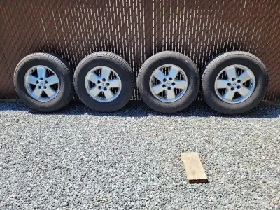 4 pneus d'été Nokian Tire, 235 / 70 R 16 , très peu d'usure 7/32 '', montés sur jantes en alliage. C...