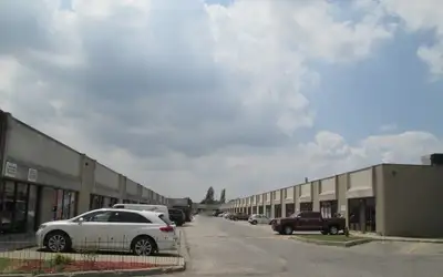 SHEPPARD MEWS Developments Ltd. INDUSTRIAL SPACE AVAILABLE 3865 Chesswood Dr. 1000 s.f. ►Reception a...