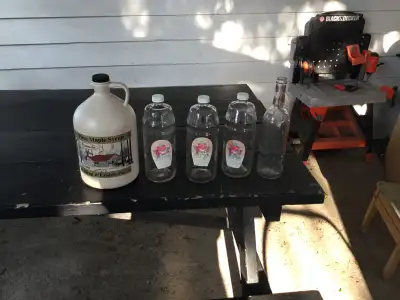 Gallon en plastique pour sirop d’érable14$ et bouteilles pintes en verre 5$ ch Bouteille blanche 5$