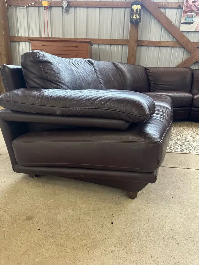 Natuzzi Custom Leather sectional made in Italy in Couches & Futons in London - Image 8
