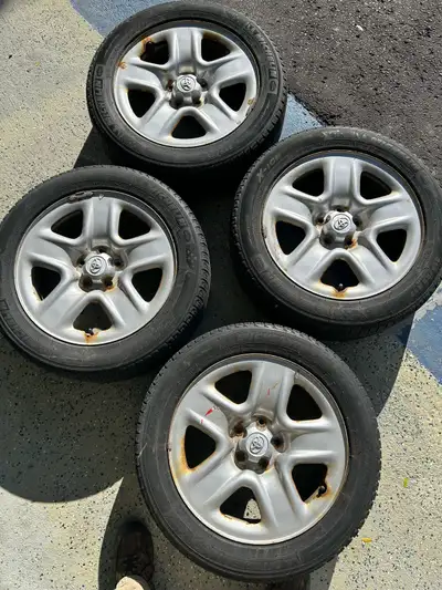4 roues avec jantes en acier Toyota 17 pouces et pneus d’hiver Michelin X-Ice 215/55 R17 usagés a 5/...