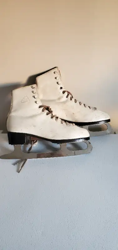 Daoust Women's Figure Skates Size 7, View more
