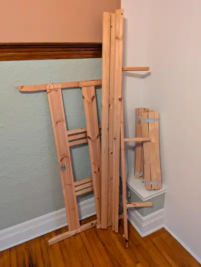Payé 149 chez IKEA, comme neuf, la photo dit tout. Lit seulement sans matelas Métro Sauvé 514-995-77...