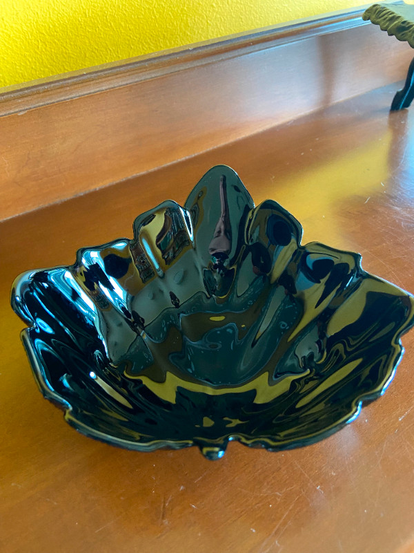 Vintage Black Opaline/Amethyst Glass Leaf Shaped Bowl With Feet in Arts & Collectibles in Oshawa / Durham Region - Image 2