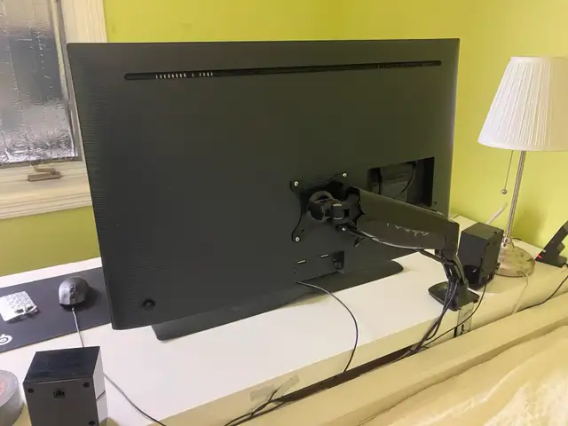 Samsung 32” 4k monitor with hydraulic stand in TVs in Ottawa - Image 4