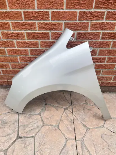 DRIVER’S SIDE LEFT FRONT SILVER FENDER IN GOOD CONDITION