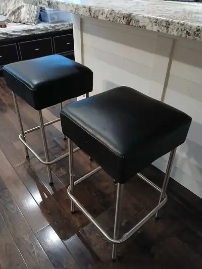 Hi I am selling these modern stools ( 2 pieces available ) from ikea. They are good for counter heig...