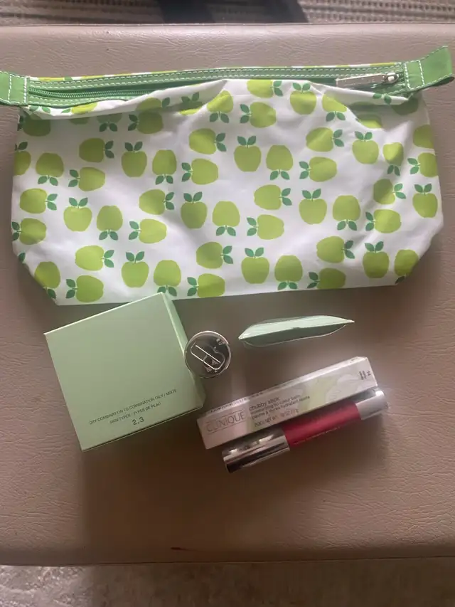 Clinique Set in Bags & Luggage in Mississauga / Peel Region - Image 3