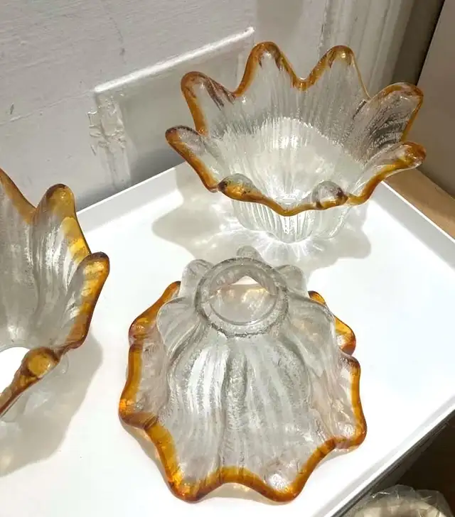 1960/70 Italian Murano Handblown Glass Scallop Tulip Light Shade in Indoor Lighting & Fans in City of Montréal - Image 4