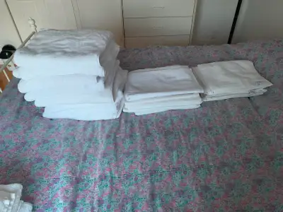 8 draps de bain blancs NEUFS très grands et de grande qualité (vaut 20$ chacun) 10 serviettes à main...