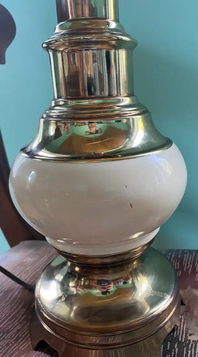 Vintage Real Brass and Ceramic Table Lamp - Heavy (works) in Indoor Lighting & Fans in Oakville / Halton Region - Image 8