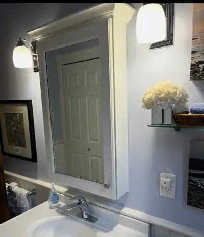Large white medicine cabinet with mirrored door. In excellent condition. Width 54 cm (21 inches) Hei...