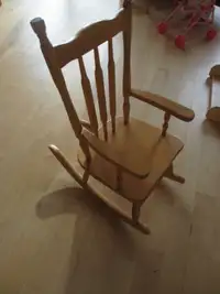 Chaise berçante en bois pour enfants