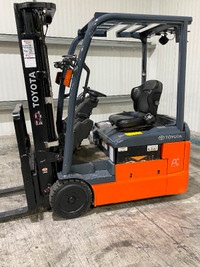 Toyota 3 wheel electric forklift, triple stage mast side shifter