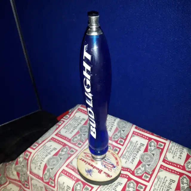 BUD LIGHT CLEAR BLUE TAP HANDLE ITEM BT34 UNIQUE in Arts & Collectibles in Calgary - Image 3