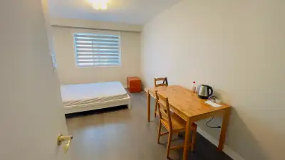 big bed rooms for rent. offer simple furniture. Shared kitchen. Two rooms share washroom. 122 Bus st...