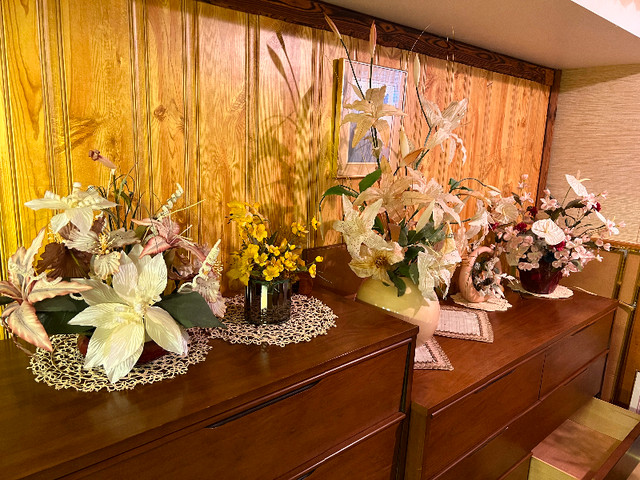 MCM artificial flowers with vase in Home Décor & Accents in City of Toronto