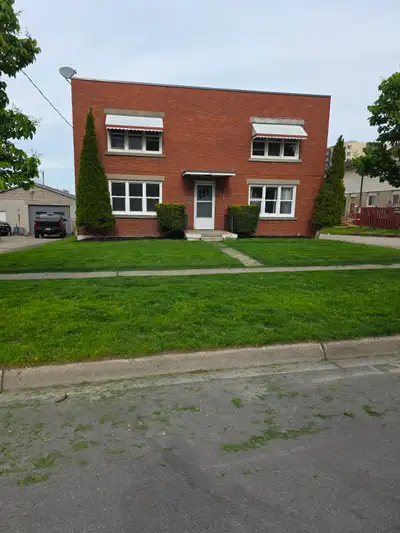 This newly renovated 2 bedroom apartment includes a new Kitchen with new stainless steel Fridge, Sto...
