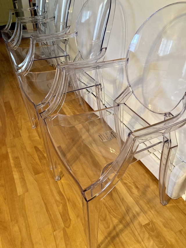 4 clear acrylic dining chairs in new condition. Structube Dining