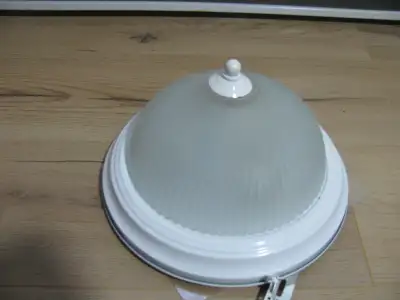 Comme neuf. Plafonnier standard avec base blanche et verre dépoli.