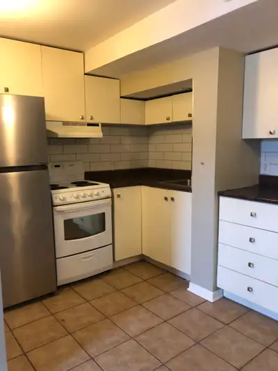 1-1/2 à louer. Récemment rénové. $900. Poêle et frigo inclus. Chauffage et électricité non-inclus. S...