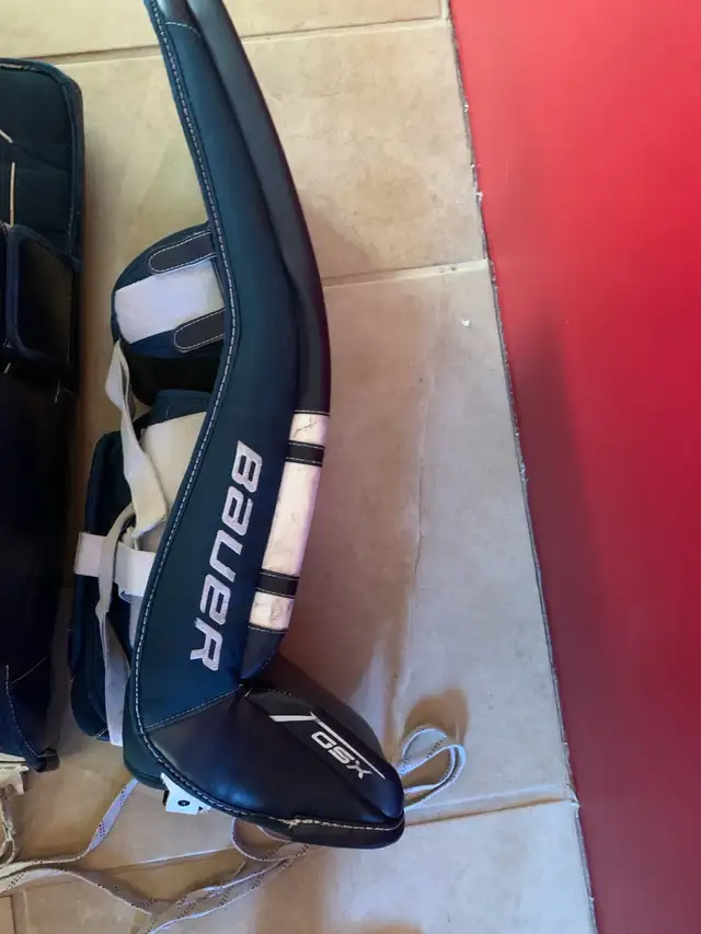Intermediate Large, Bauer GSX Goalie Pads in Hockey in Lethbridge - Image 5