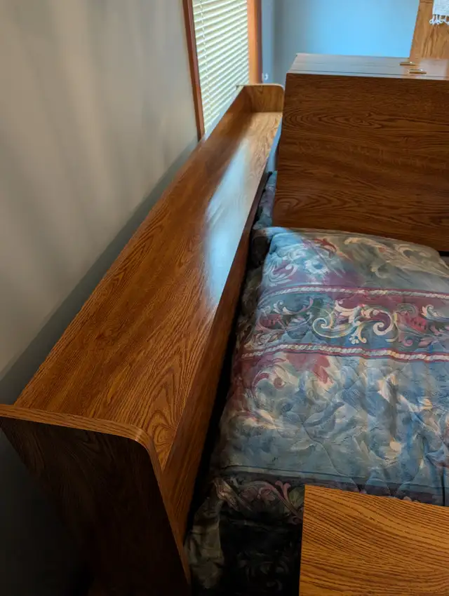 Vintage Canadian Made 6 Piece Bedroom Set in Dressers & Wardrobes in City of Toronto - Image 7