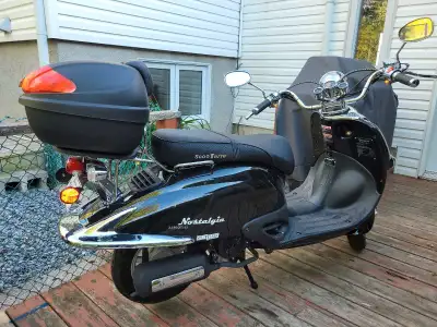 Scoot terre nostalgia 2019 50cc en parfaite état. Tune-up fait. 466 Km. Plaqué. Viens avec support 2...