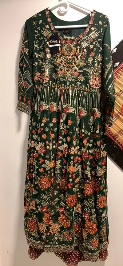 Beautiful brand new fancy 3 peices Pakistani suits. Small, medium and large sizes are available. Pic...