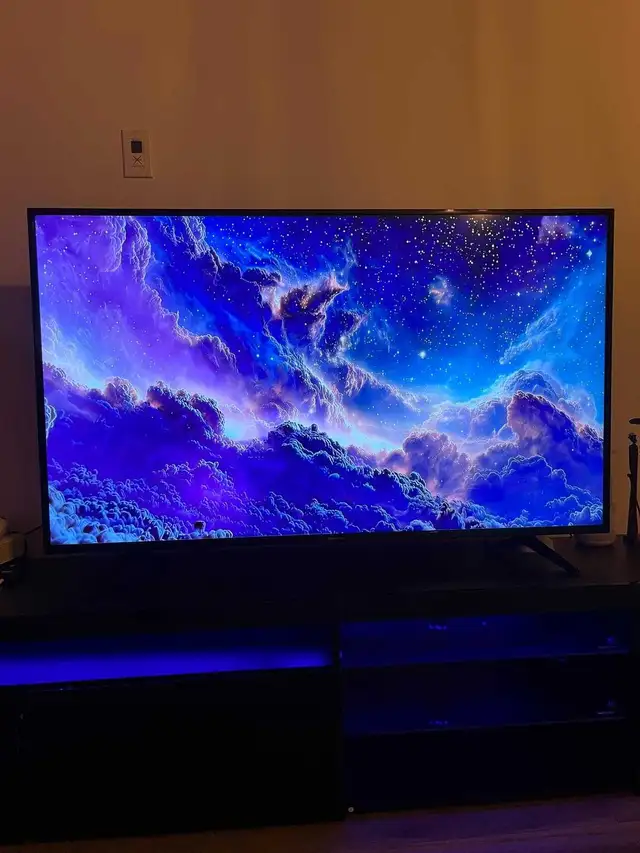 55" Hisense Smart TV in TVs in Gatineau - Image 2