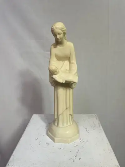 Statue de la sainte Vierge Marie présentant l'Enfant Jésus en po, View more