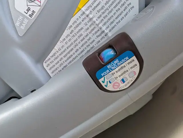 baby car seat in Strollers, Carriers & Car Seats in Oakville / Halton Region - Image 5