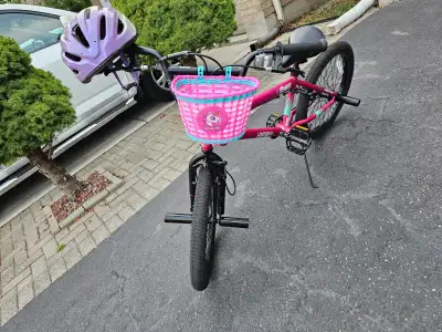 20" Hyper Spinner BMX Bike + Bucket + Helmet, View more