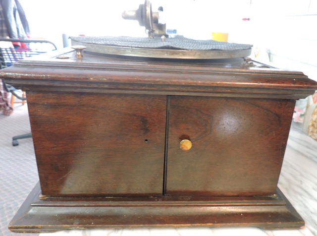 Victor Victrola Talking Machine Table Top Phonograph in Arts & Collectibles in City of Toronto - Image 4