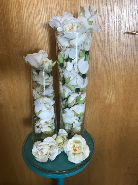 Wedding Party Decorations -  Glass Décor Vases with White Roses in Home Décor & Accents in Strathcona County - Image 2