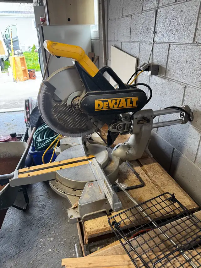 DeWalt 12in Sliding Compound Miter Saw in Power Tools in City of Toronto - Image 3