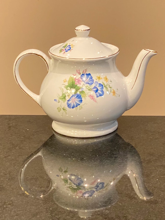 Vintage Sadler Morning Glory Teapot  in Arts & Collectibles in Chatham-Kent