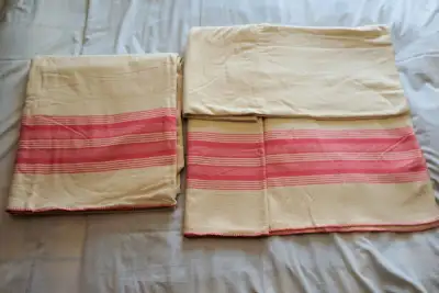 Lot de 2 couvertures en flanelle très douce avec lignes roses, View more