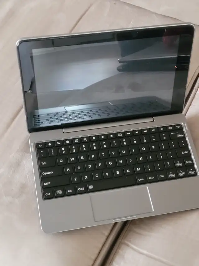 Old electronics, Working Laptop, Camera and Portable DVD Player in General Electronics in Nanaimo - Image 6