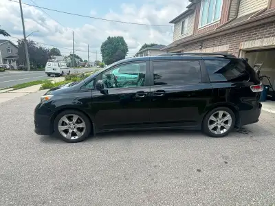 2011 Toyota Sienna – Reliable Family Van Free of Accidents, Carfax available. Selling my 2011 Toyota...