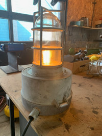 Lampe industrielle vintage, transformée de 240 à 120 volts.