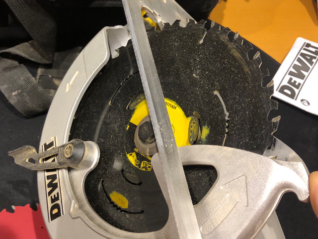 DeWalt 7 1/4” Corded Circular Saw with bag and extra blade in Power Tools in Markham / York Region - Image 4