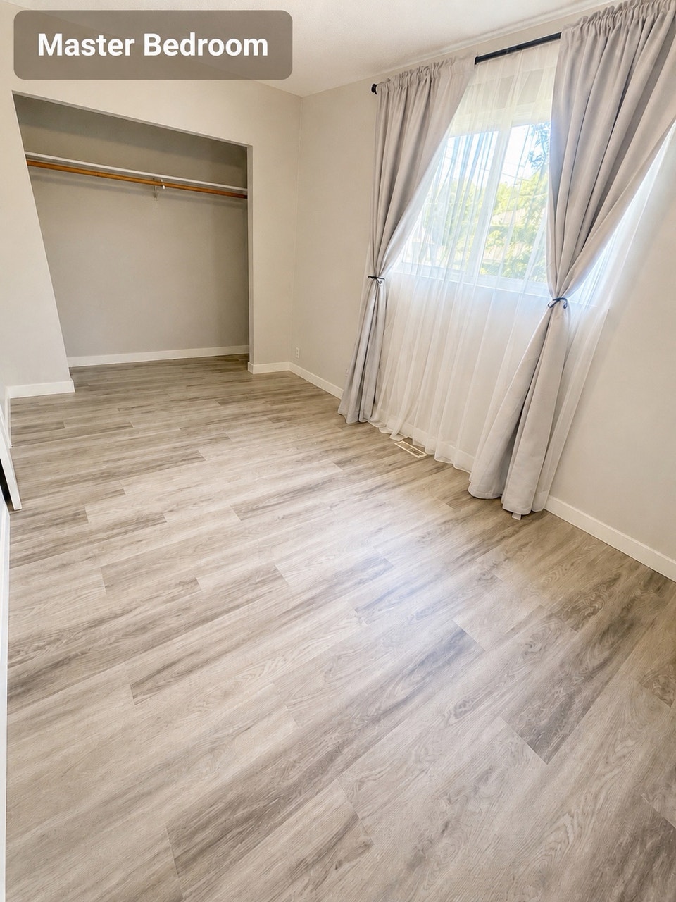 Fully Renovated 4-Bedroom Duplex in Hazeldean near ravine 2