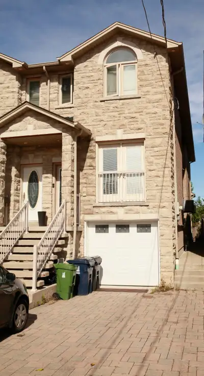 Bright studio basement apartment unit offers an unbeatable location close to shopping, restaurants,...