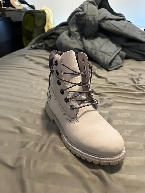 Timberland womens 6" Premium Waterproof Boot - Size 8 in Women's - Shoes in City of Toronto - Image 5