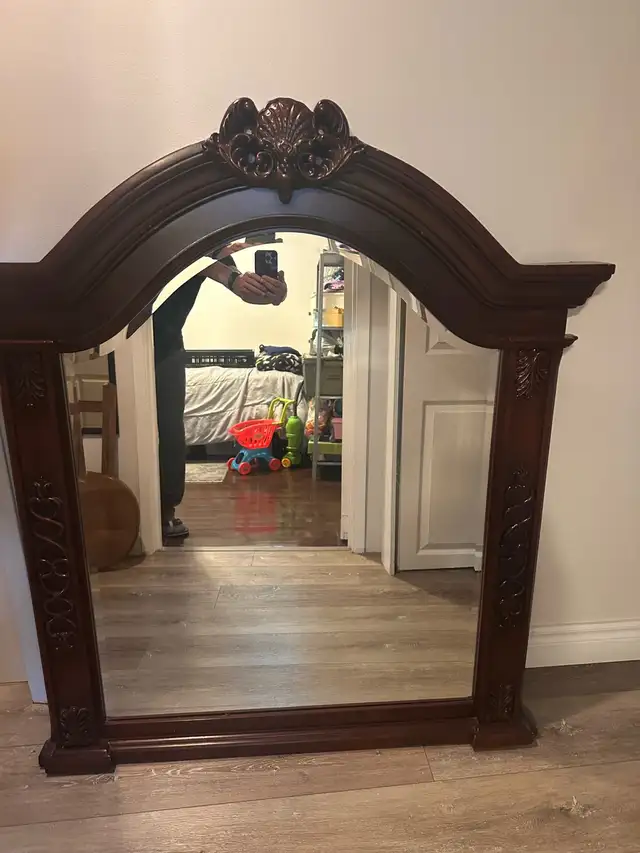 Wooden Frame Mirror in Home Décor & Accents in Markham / York Region - Image 2