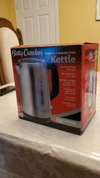 Stainless steel Electric kettle. Small water leak