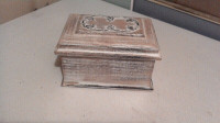 Petit coffre en bois décoratif 4"H x 6 1/2" x 4" (170821-119)